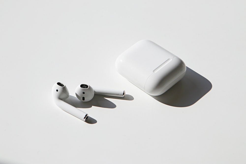 Auriculares inalámbricos con estuche de carga sobre fondo blanco