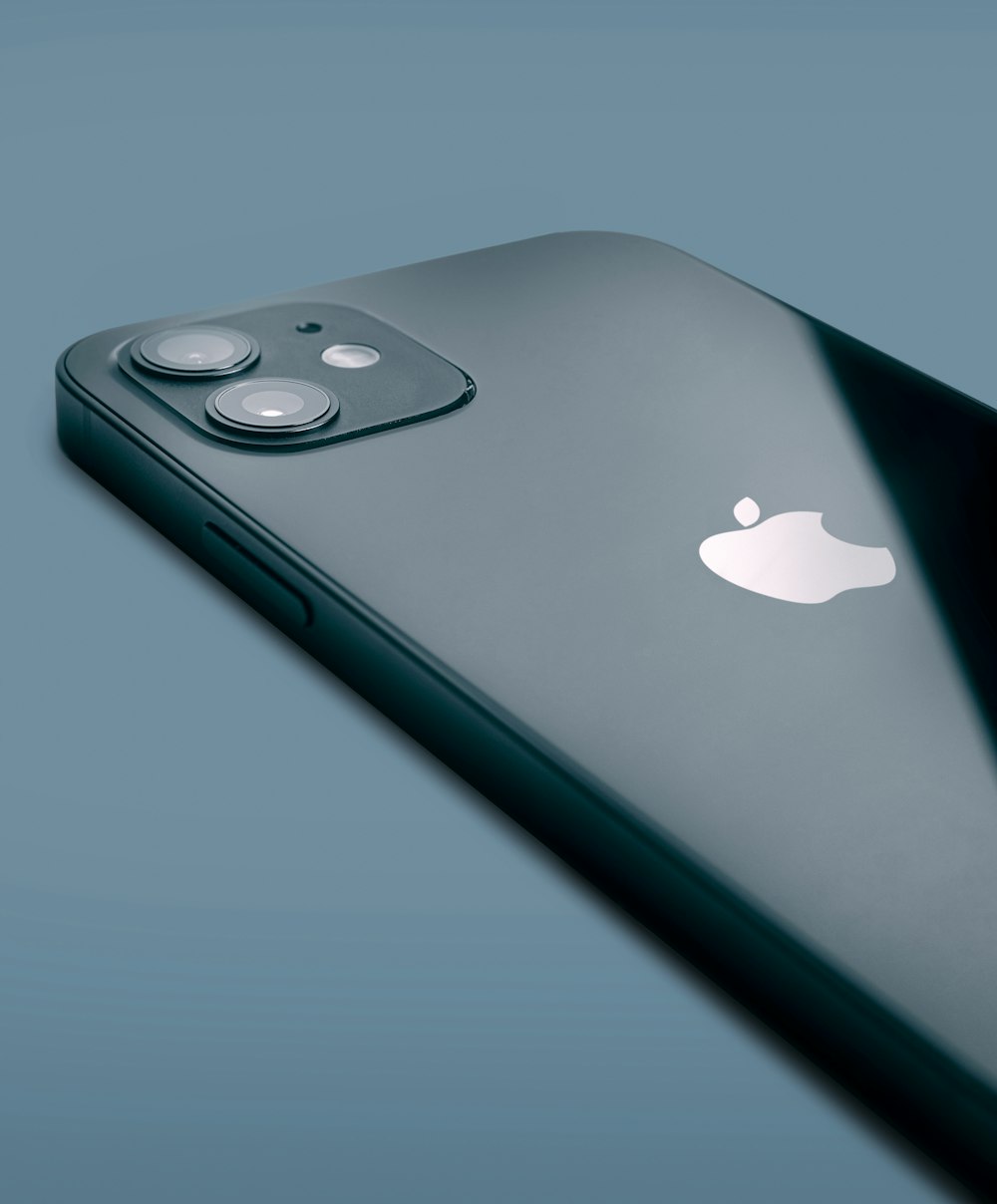 Parte trasera de un celular color verde azulado