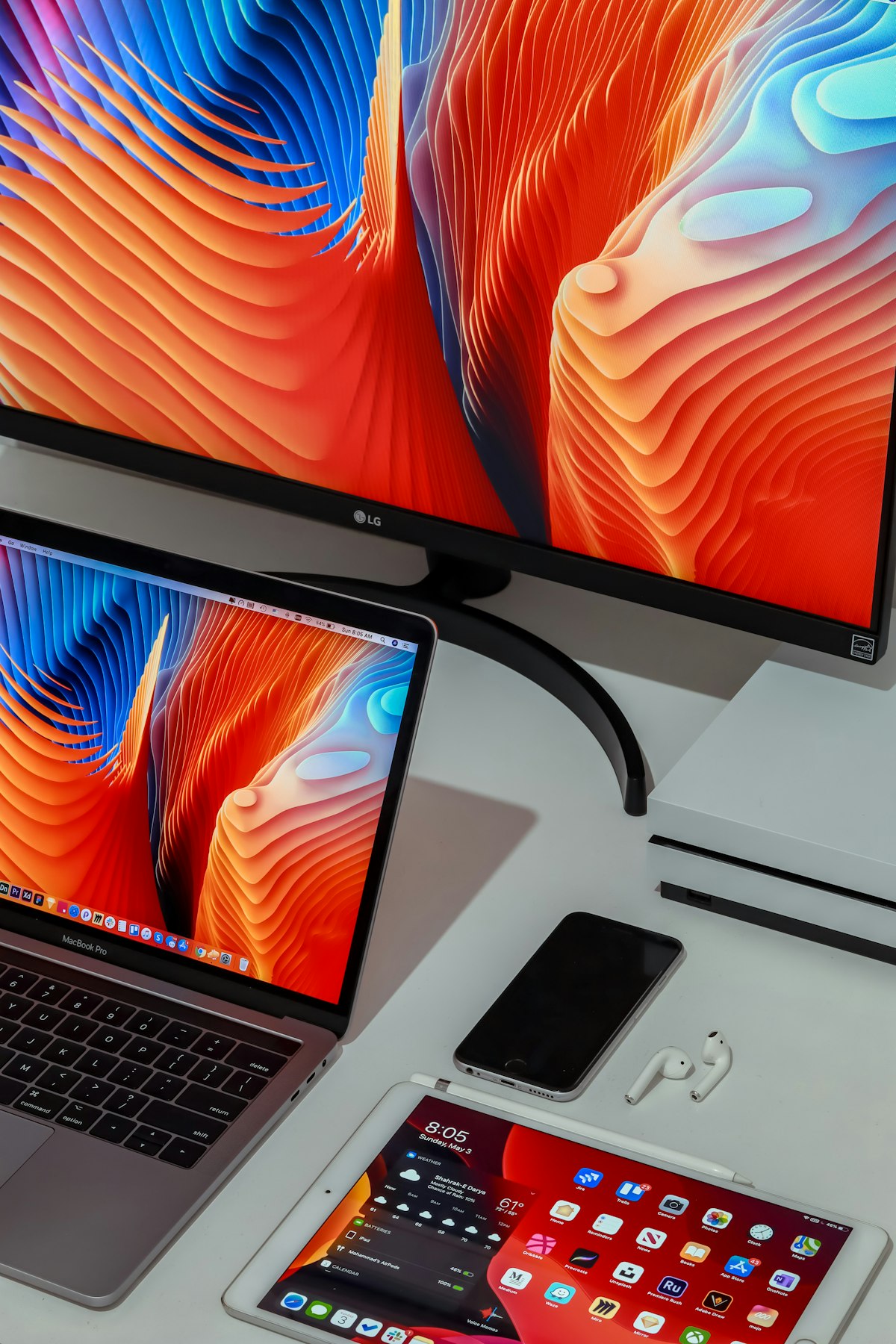 Laptop y monitor encendidos sobre un escritorio