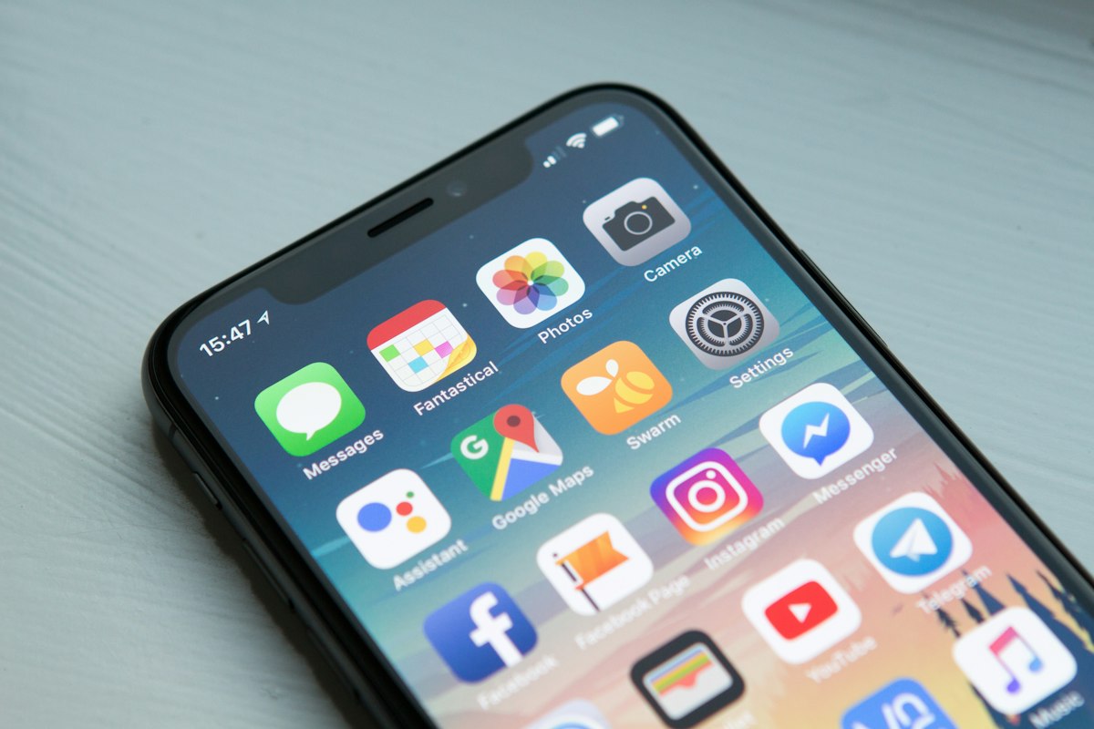 Celular mostrando la pantalla de inicio con aplicaciones