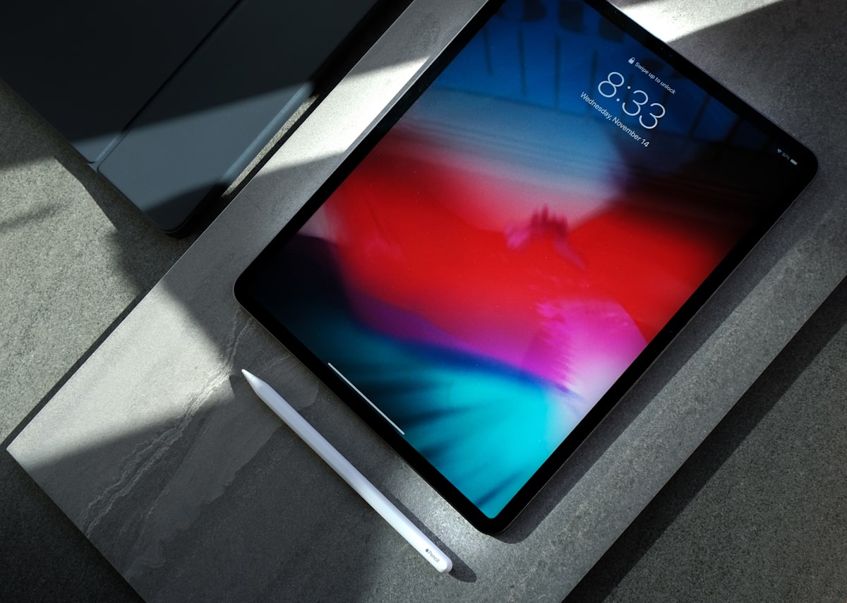 Tablet encendida sobre una mesa oscura